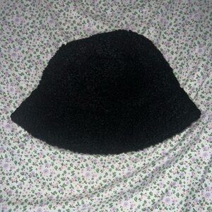 Forever 21 Black Faux Shearling Bucket Hat 🖤
